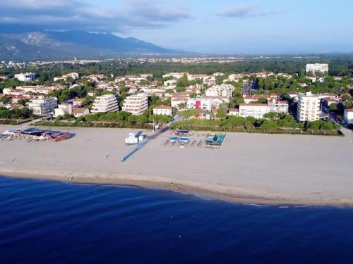 - une vue aérienne sur une plage près de l'eau dans l'établissement Apartment La Palangre-2 by Interhome, à Argelès-sur-Mer