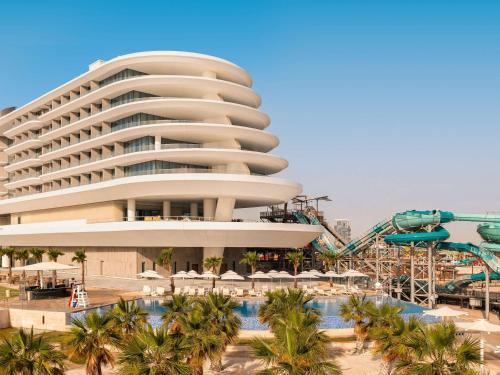 un complejo con un parque acuático y una montaña rusa en Rixos Premium Qetaifan Island North en Doha