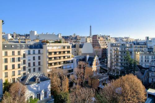 une vue d'une ville avec des bâtiments et des arbres dans l'établissement Super logement cosy avec vue sur Tour Eiffel, à Paris