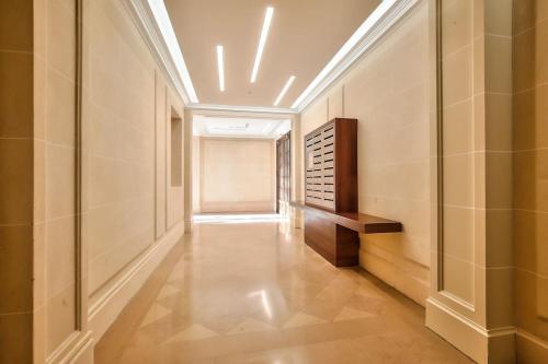 un couloir vide avec une télévision dans un bâtiment dans l'établissement Super logement cosy avec vue sur Tour Eiffel, à Paris