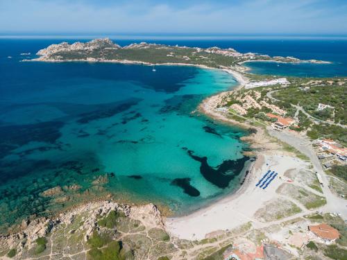 - une vue aérienne sur une plage d'eau turquoise dans l'établissement Mangia's Santa Teresa Sardinia, Curio Collection by Hilton, à Santa Teresa Gallura