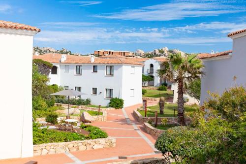 - une vue sur les villas depuis le jardin dans l'établissement Mangia's Santa Teresa Sardinia, Curio Collection by Hilton, à Santa Teresa Gallura