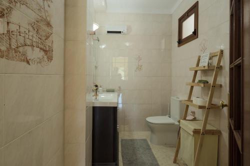 uma casa de banho com um WC e um lavatório em Casa do Carril em Peso da Régua