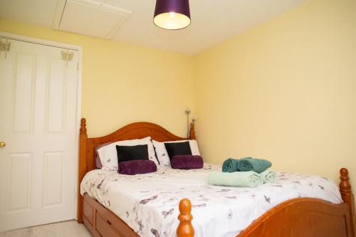 a bedroom with a bed with a wooden head board at Penlon Annex Beulah in Aberporth
