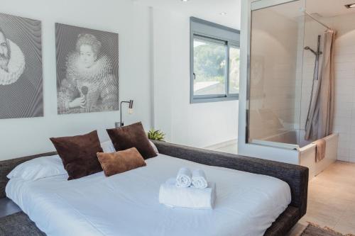 1 dormitorio con 1 cama con 2 toallas en Clauhomes Villa Al Mar Deluxe, en Tarragona