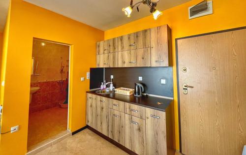 O bucătărie sau chicinetă la Family Apartments Pomorie 17