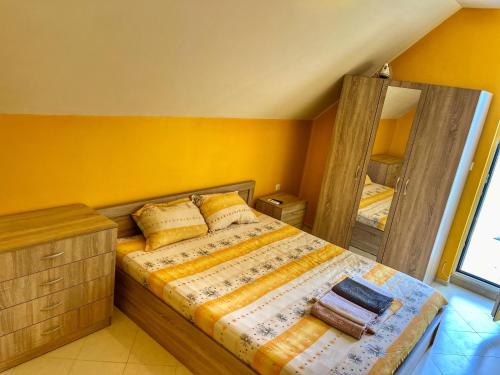 Un pat sau paturi într-o cameră la Family Apartments Pomorie 17