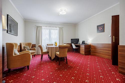 a room with a table and chairs and a television at Hotel Cristal Park in Dąbrowa Tarnowska
