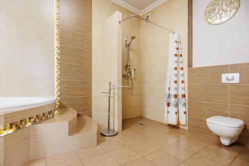 a bathroom with a toilet and a shower at Hotel Cristal Park in Dąbrowa Tarnowska