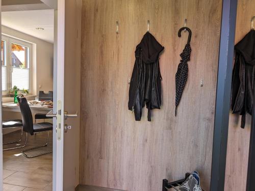 um quarto com uma porta de madeira com guarda-sóis em Premiumferienhaus Mara em Hasselfelde