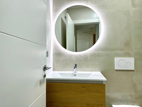 une salle de bain avec un lavabo et un miroir dans l'établissement Ático Lamar Spa Golf Playa, à Pilar de la Horadada