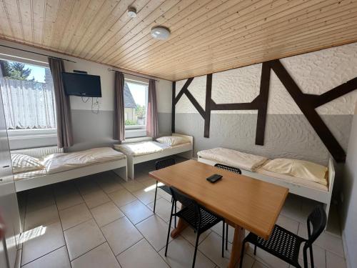 Zimmer mit 2 Betten und einem Tisch in einem Zimmer in der Unterkunft Monteurunterkunft Ludwigskanal in Wendelstein