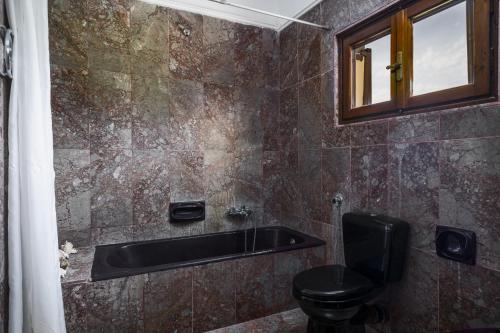 un bagno con un water e un lavandino di Aurora Beach House a Sidari