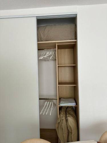 - un dressing avec des étagères dans l'établissement L'appartement Azur, à Nice