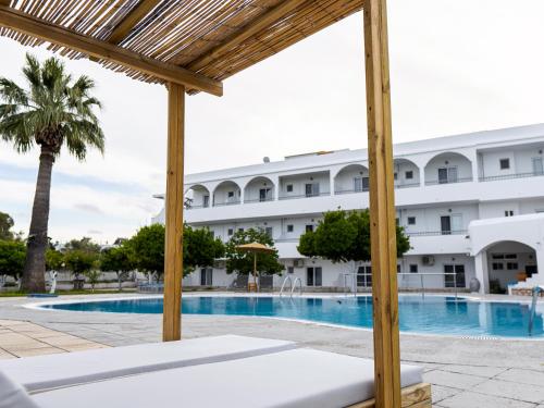 uma vista para o hotel a partir da piscina em Manos Pension em Faliraki