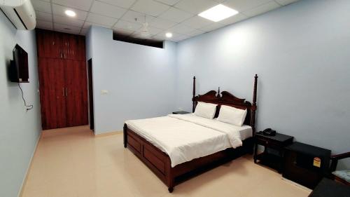 um quarto com uma cama e uma TV de tela plana em Dev Sneh Residency em Jaipur