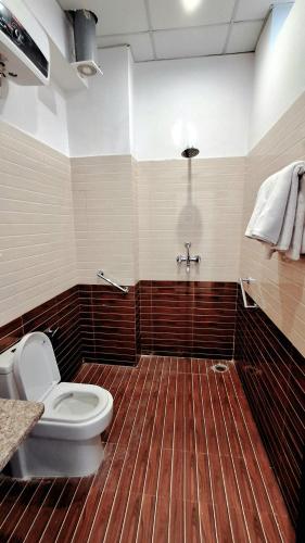 um banheiro com vaso sanitário e banheira em Dev Sneh Residency em Jaipur