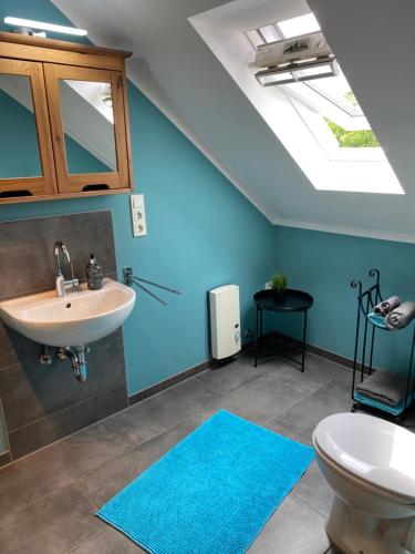 een badkamer met een wastafel en een toilet bij Ferienwohnung Niederrhein-Oase in Kevelaer