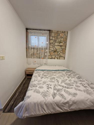 Giường trong phòng chung tại AppKiki