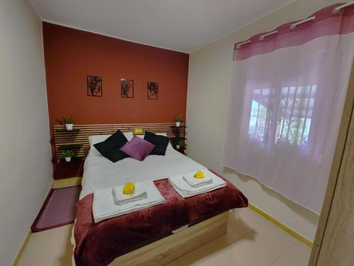 Un dormitorio con una cama con dos bandejas. en Casa Azul donde se respira tranquilidad, en Lardero
