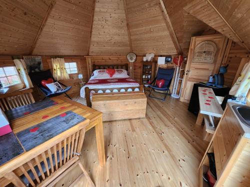 uma vista superior de um quarto num chalé de madeira em Chalet Finlandais et Sauna 2 pers em Gosnay