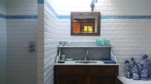 uma casa de banho com um lavatório e um espelho em Villa Kerguénolé em Bangor