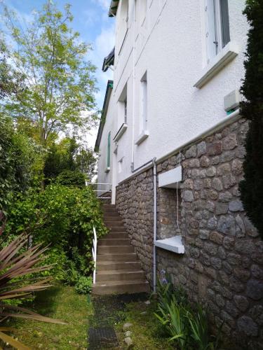un escalier en pierre menant à un bâtiment dans l'établissement Studio Baulois, à La Baule