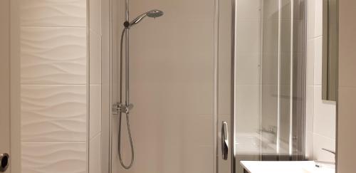 um chuveiro com uma porta de vidro na casa de banho em Apartamento Avenida de San Pedro em Llanes