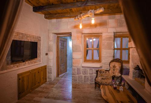 Una televisión o centro de entretenimiento en Sur Cave Hotel