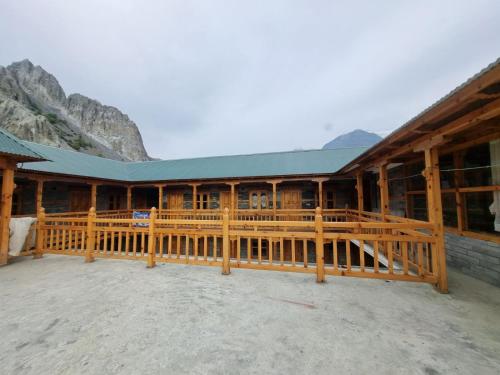 Nespecifikovaný výhled na hory nebo výhled na hory při pohledu z hotelu
