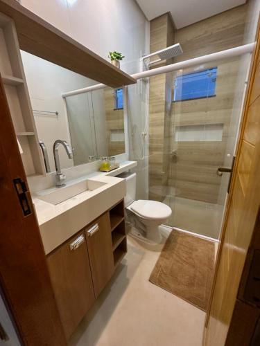 W łazience znajduje się umywalka, toaleta i prysznic. w obiekcie Flat Alter do chão - Ilha bela Residence w mieście Alter do Chao