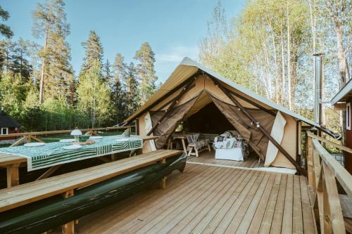 een tent met een terras en een tafel en stoelen bij The Mangevie in Furudal