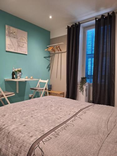 une chambre avec un grand lit et une fenêtre dans l'établissement Beautiful apartment with terrace Centre Nice, à Nice