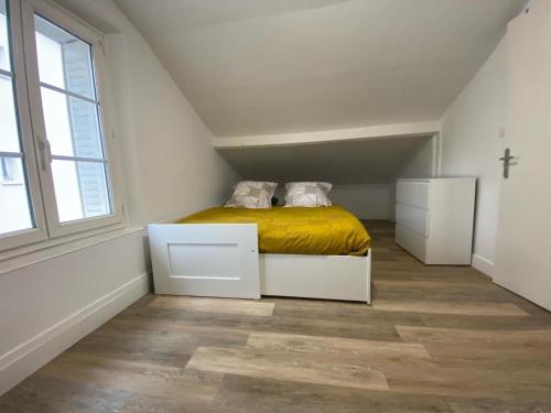 - une chambre avec un lit et une croix sur le mur dans l'établissement Nouveau - Maisonnette 4 pers., à Blois