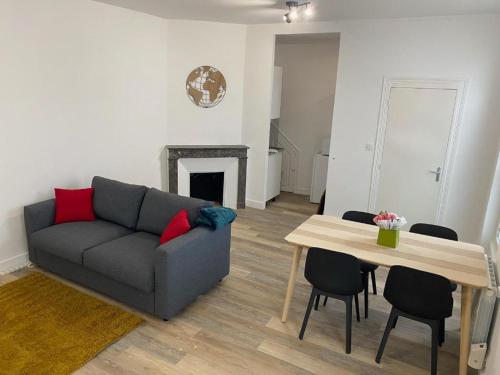 un salon avec un canapé et une table dans l'établissement Nouveau - Maisonnette 4 pers., à Blois