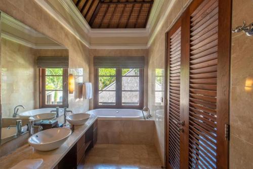 Phòng tắm tại Escape to Paradise, Deluxe Fractional 2BR Garden Pool Villa Private Beach Near Uluwatu