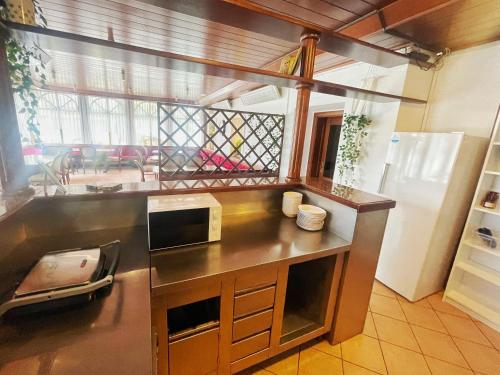 cocina con encimera y microondas en Youth Hostel Bledec, en Bled