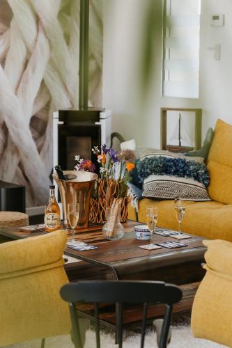 un salon avec un canapé et une table basse dans l'établissement La villa des dunes, 100 m de la mer, spa, sauna, à Ploudalmézeau