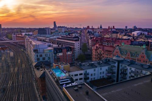 Blick auf eine Stadt bei Sonnenuntergang in der Unterkunft Clarion Hotel Sign in Stockholm