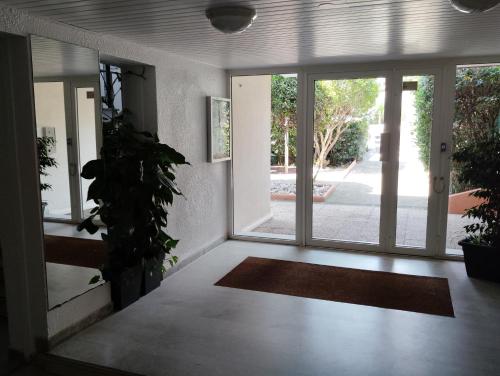 une pièce vide avec une porte et une installation dans l'établissement Studio Cap d' Agde centre port, au Cap d'Agde