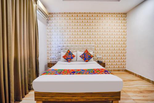 Postel nebo postele na pokoji v ubytování FabHotel Shreyas Inn