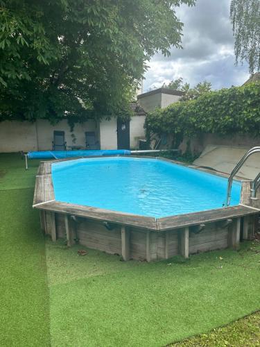 una grande piscina blu in un cortile di 21 a Melun