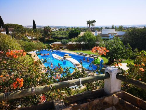 Vale da RosaにあるCasa de Pedra e Calのプール内の人々とウォーターパーク