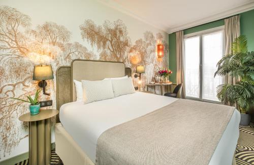 1 dormitorio con cama y ventana grande en Avalon Hotel, en París