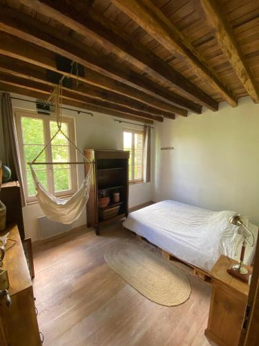 Ένα ή περισσότερα κρεβάτια σε δωμάτιο στο Le moulin caché