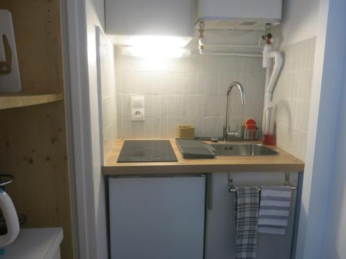 une petite cuisine avec un évier et un comptoir dans l'établissement Studio Bièvre St Germain CityCosy, à Paris