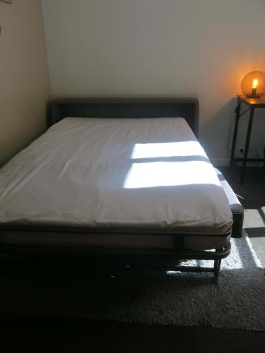 - un lit dans un dortoir lumineux dans l'établissement Studio Bièvre St Germain CityCosy, à Paris