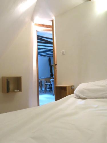 - une chambre avec un lit et une chambre avec une chaise dans l'établissement Apartment Saintonge CityCosy, à Paris