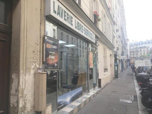 Appt Letort CityCosy في باريس: نافذة متجر على شارع المدينة
