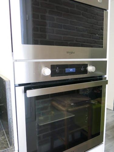 d'un four avec un four micro-ondes. dans l'établissement Charme Belfort CityCosy, à Vincennes